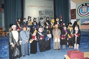 السفير المعشني في صورة تذكارية مع الطالبات المتفوقات
﻿﻿انور الكندري
﻿