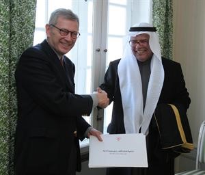 د عادل الطبطبائي يسلم هينيج فودد دعوة ملكة الدنمارك