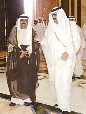 صاحب السمو الشيخ حمد بن خليفة ال ثاني مستقبلا الشيخ مشعل الاحمد في قصر الوجبة بالدوحة