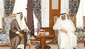صاحب السمو الشيخ حمد بن خليفة مستقبلا الشيخ مشعل الاحمد