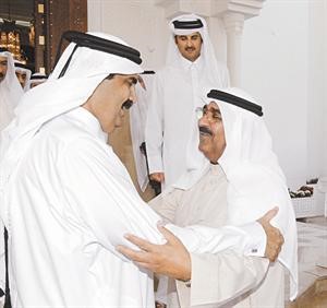 الشيخ مشعل الاحمد مصافحا سمو امير قطر
