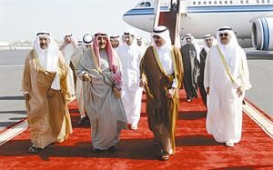 الشيخ مشعل الاحمد لدى وصوله الى مطار الدوحة الدولي
