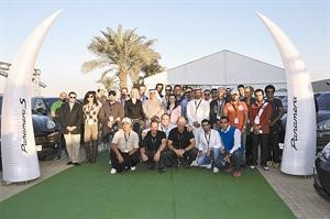 لقطة جماعية لممثلي وسائل الاعلام المشاركين في تجربة القيادة مع مسؤولي بورشه