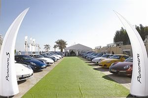 لقطة لسيارات بورشه المشاركة في تجربة القيادة