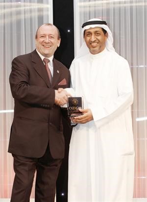 محمد ال بن علي يتسلم الجائزة نيابة عن ايكويت
﻿