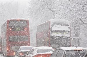 الثلوج تغطي وسائل النقل البري في شوارع بريطانيا﻿