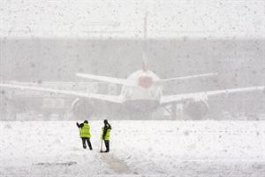 مطار هيثرو وقد تعطلت فيه حركة الطيران بسبب الثلوج﻿