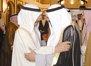 الشيخ مشعل الاحمد معزيا رئيس الوزراء البحريني صاحب السمو الملكي الامير خليفة بن سلمان﻿