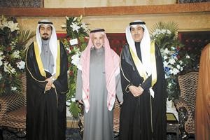 خال المعرس فهيد المرسل متوسطا المعرس ووالده﻿