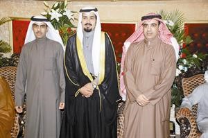 الرائد سعود الطامي والرائد علي الطامي يباركان للمعرس﻿