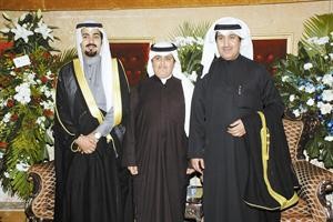 المعرس مع والده وشقيقه مشاري في لقطة تذكارية﻿