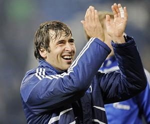 نجم شالكه الاسباني راوول يصفق لجماهير النادي الالماني اپ