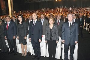الرئيس امين الجميل متقدما الحضور في احتفال الذكرى 75 لتاسيس حزب الكتائب بحضور دسمير جعجع والنائبة ستريدا جعجع محمود الطويل