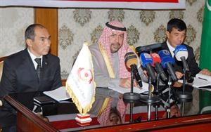 الشيخ احمد الفهد متحدثا خلال توقيع العقد مع وفد تركمانستان	كرم ذياب﻿
