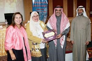بدرية الزيد وابراهيم السيد يكرمان احدى المشاركات﻿