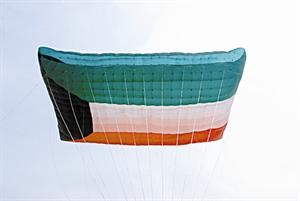علم الكويت الذي دخل في موسوعة غينيس من خلال مسابقات الطائرات الورقية