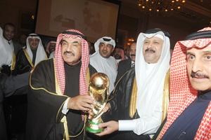 الشيخ ناصر المحمد يتسلم مجسما لكاس العالم من السفير القطري
﻿
