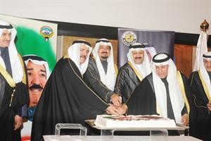 الشيخ احمد العبدالله وسفيرا السعودية والامارات يشاركون السفير القطري قطع كعكة الاحتفال
﻿