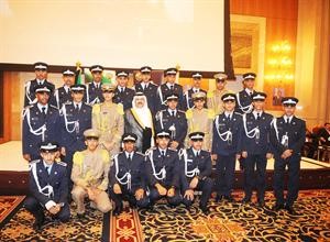 السفير القطري يتوسط ضباطا قطريين في الاحتفال
﻿