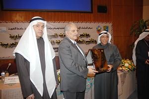 دمحمد بهبهاني وداحمد المنيس يكرمان احد المشاركين
