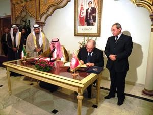 الشيخ دمحمد الصباح خلال توقيع احدى الاتفاقيات
﻿