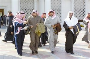 مع الشيخ احمد الفهد والشيخ طلال الخالد مغادرا لحضور اجتماعات اوپيك