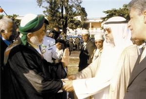 رئيس جزر القمر احمد سامبي يقلد الكليب وسام نجمة انجوان