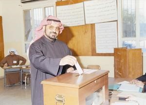 يدلي بصوته في انتخابات سابقة