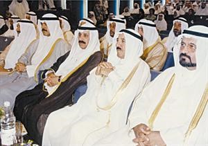 صاحب السمو الامير الشيخ صباح الاحمد يتوسط الراحل الشيخ سالم الصباح واحمد الكليب في مسابقة القران الكريم