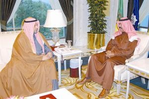 سمو ولي العهد الشيخ نواف الاحمد مستقبلا رئيس لجنة المناقصات احمد الكليب