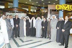 دحسين الدويهيس وبدر العناز وبدر الردعان خلال افتتاح المهرجان
