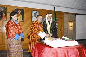 السفير محمد المجرن الرومي يشارك سفير بوتان قطع كيكة الاحتفالانور الكندري 