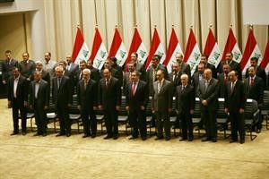 المالكي واعضاء حكومته الجديدة اثناء جلسة نيل الثقة في البرلمان امس								افپ﻿