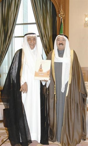 صاحب السمو الامير الشيخ صباح الاحمد يتسلم الكتاب من دعبدالهادي العوضي
﻿