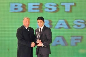 احمد حسن يتسلم جائزة افضل لاعب داخل افريقيا من هاني ابو ريدة
