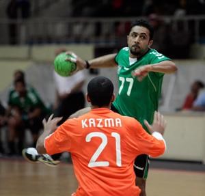 لاعب العربي طلال عباس يصوب الكرة على مرمى كاظمة ﻿﻿عادل يعقوب﻿