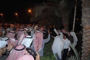 جانب من المتجمهرين امام ديوان الحويلة مساء امس للمطالبة باعلان موقفه من الاستجواب﻿﻿محمد ماهر﻿