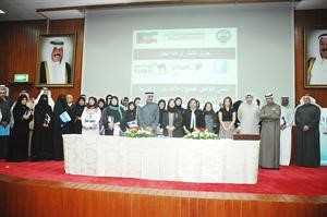 الوزيرة والوكيلة والروضان يتوسطن المكرمين والمكرمات الذين يتقدمهم وكيل الديوان محمد الروميسعود سالم الوزيرة والوكيلة والروضان يتوسطن المكرمين والمكرمات الذين يتقدمهم وكيل الديوان محمد الرومي