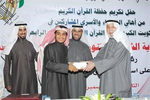 دخالد المذكور وفايز العنزي يكرمان احد حفظة القران الكريم من ابناء الشهداء﻿