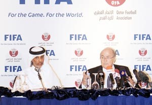 رئيس الاتحاد الدولي لكرة القدم جوزيف بلاتر مع الشيخ حمد بن خليفة خلال زيارته السابقة لقطر 	افپ
