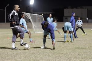 مساعد المدرب خالد احمد يوجه اللاعبين اثناء التدريب﻿﻿عادل يعقوب﻿