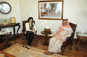 الشيخ مبارك الدعيج مستقبلا السفيرة الفرنسية ندى يافي﻿