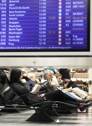 كابوس الانتظار بمطارات أوروبا يدفع للبحث عن تشريع للتعامل مع الأحوال السيئة