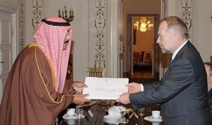 الشيخ فهد السعد يسلم يازك ميخاوفسكي دعوة الرئيس الپولندي﻿