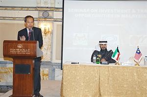 رشيد الطبطبائي مستمعا للسفير الماليزي اثناء القاء كلمته﻿﻿محمد ماهر﻿
