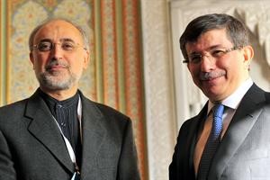 وزير الخارجية الايراني الجديد علي اكبر صالحي في اول زيارة خارجية له لانقرةوبجانبه نظيره التركي رويترز