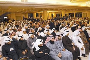 جموع من المواطنين يستمعون لطروحات النواب في ديوانية النيف في منطقة هدية امس﻿﻿هاني الشمري﻿