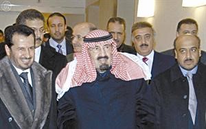 صورة وزعتها وكالة الانباء السعودية لخادم الحرمين مغادرا المستشفى في نيويورك﻿