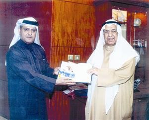 علي الغانم يتسلم كتاب شيخ الديبلوماسية من عبدالله عباس بوير﻿