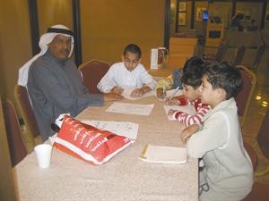 الاطفال مع مشرفهم﻿